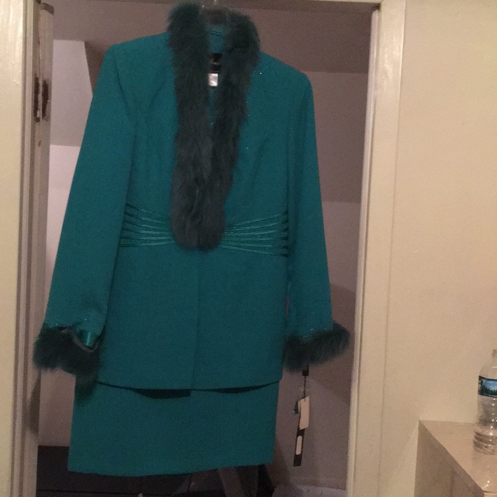 Exquisite Green Fur Trimmed Skirt Suit